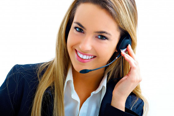 mujer recepcionista atendiendo por telefono